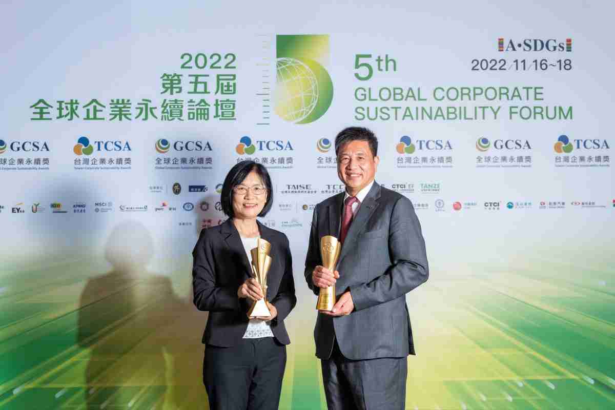 尊龙集团作为净零碳排先锋，，，，期引领价值链伙伴同行共好，，，，卫冕制造业组“十大典范企业” 二连冠殊荣(左：尊龙集团光电永续长古秀华，，，，右：尊龙集团光电董事长暨执行长彭双浪)