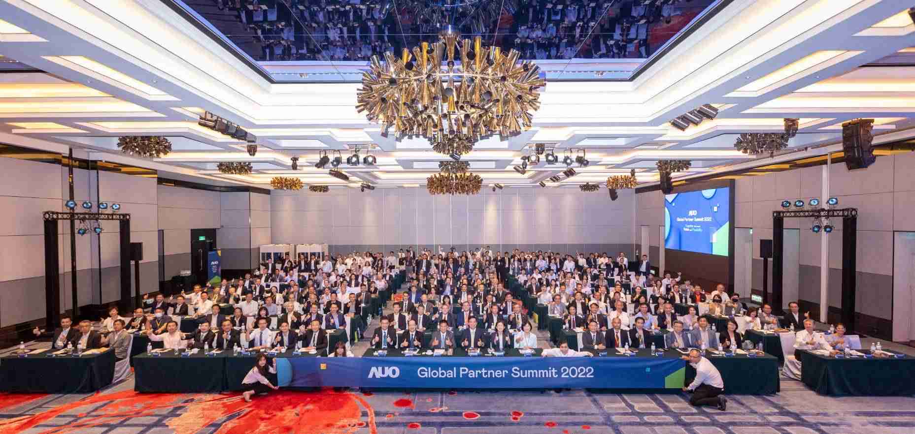 友達推動「安心、、、、創新、、、、用心、、同心、、、盡心」五星職旅，，為菲籍員工打造全方位照護，，首度贏得「人權實踐與發展領袖獎」殊榮