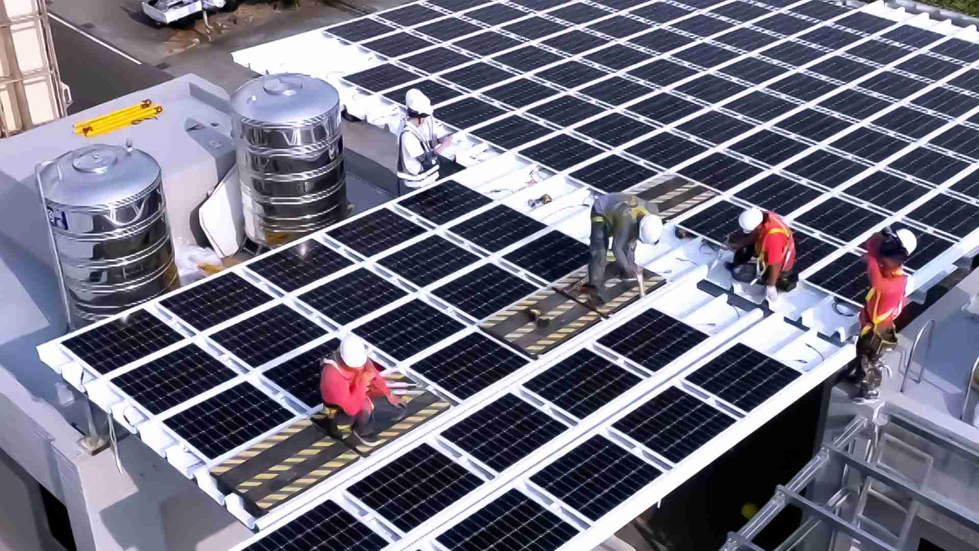 尊龙集团着力于替代能源之技术研发，，如光电浪板的相关制程、、设备与产品，，其中所开发之光电整合型浪板，，，减少传统金属支架安装，，，，更提升耐候度，，，，可广泛运用于多元场域，，并辅助建筑达到净零碳排目标