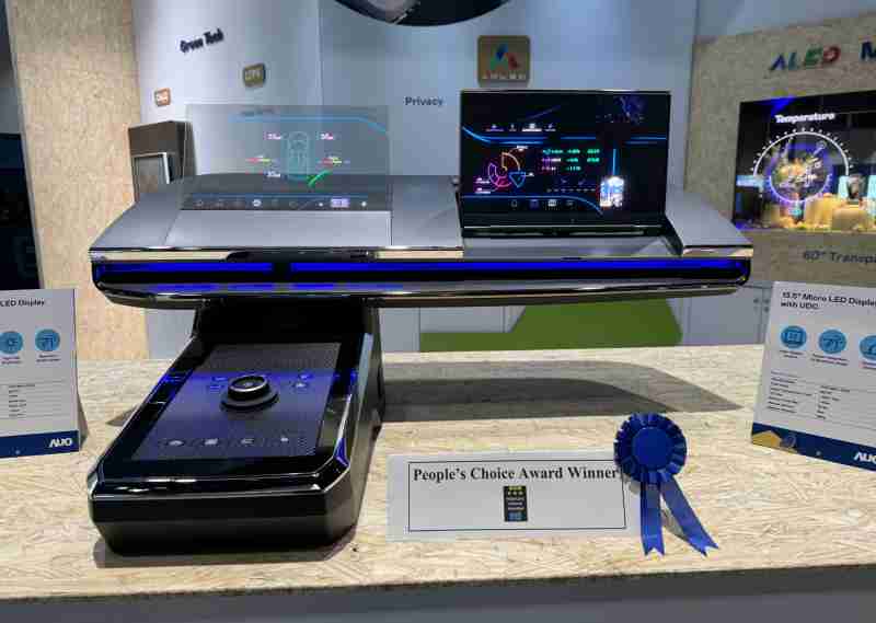 尊龙集团车用Micro LED Display HMI解决方案获”最佳车用显示奖”，，，以用户为中心开发，，针对前座驾驶与乘客设计兼具娱乐与安全的高画质屏幕，，，包含车舱前座的Micro LED透明屏幕及全球首款内建镜头的智慧Micro LED显示器