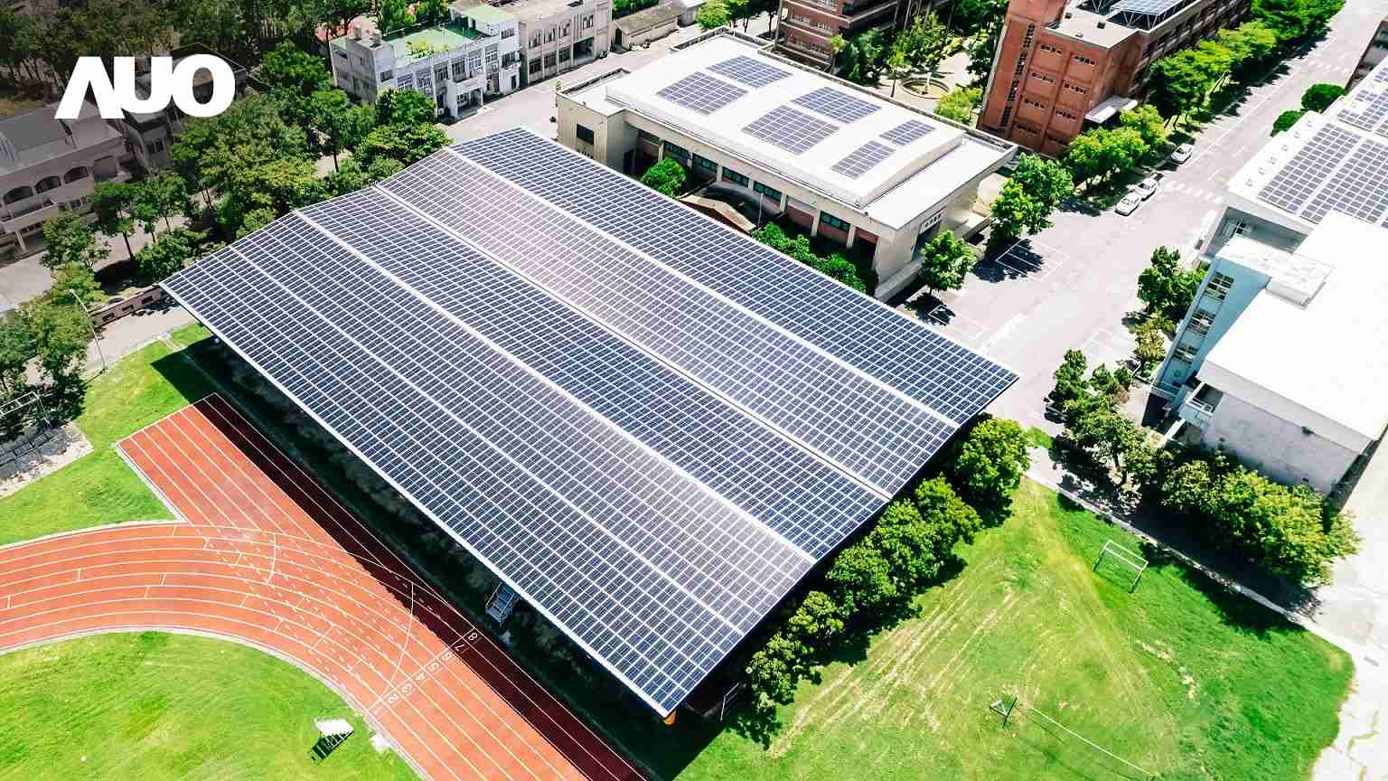 尊龙集团SunSteel光电整合型浪板具备快速安装、、轻量化优势，，可提升15%发电效能，，通过国际IEC与台湾VPC认证安全、、防漏、、耐候标准