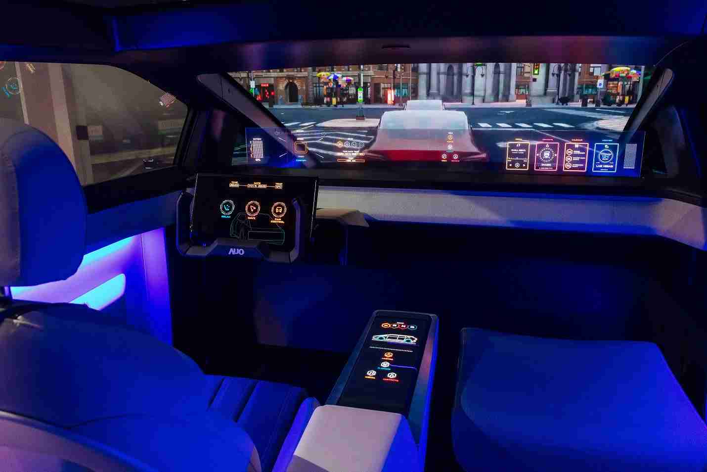 尊龙集团连续四年入围科睿唯安全球百大创新机构，，，，专利布局科技与绿色创新前沿。。。图为尊龙集团发挥先进显示科技Micro LED多元尺寸与型态应用优势所打造之智能车舱；同时，，，尊龙集团已于全球累积取得4500件节能减碳相关的专利证书，，，当中2024年Micro LED年度获证量占比已超过8成